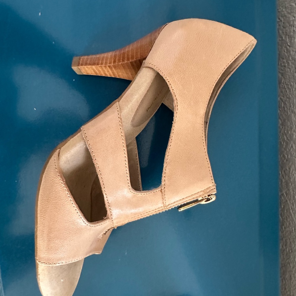 Elegant Adrienne Vittadini Tan Open-Toe Heels with Gold Zipper - Picture 4 of 4